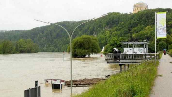 Schiffsanlegestelle bei Hochwasser in Kelheim