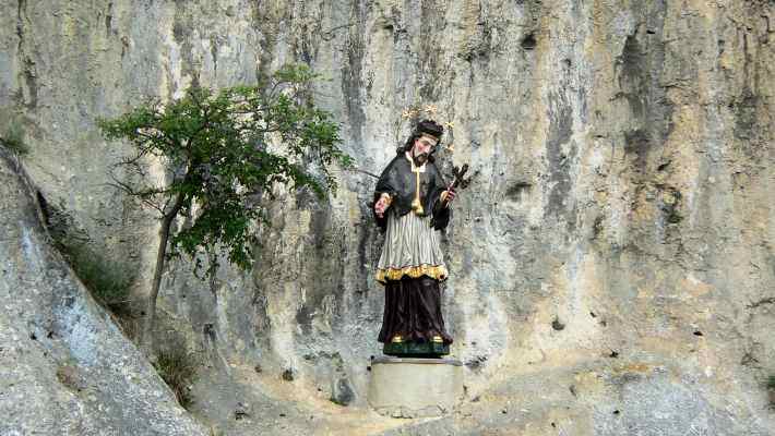 Statue des heiligen Nepermuk im Donaudurchbruch beim Kloster Weltenburg