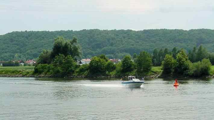 Motorboot bei Saal an der Donau