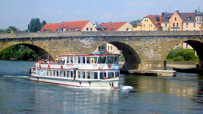 Steinerne Brücke mit dem Schiff Regensburg